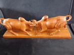 Sculptuur hout 2 vechtende stieren 46 cm groot - gesigneerd, Ophalen of Verzenden