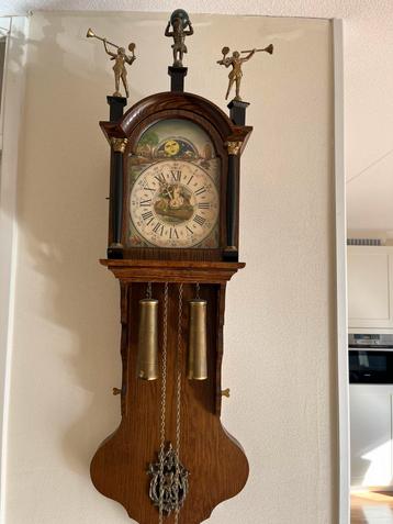 Friese staartklok beschikbaar voor biedingen