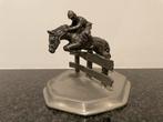 Tinnen beeldje van ruiter en paard over hindernis, Ophalen of Verzenden