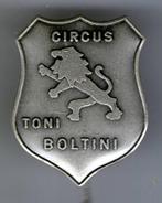 Circus Toni Boltini zilverkleurig schild speldje ( H_151 ), Nieuw, Dier of Natuur, Speldje of Pin, Verzenden