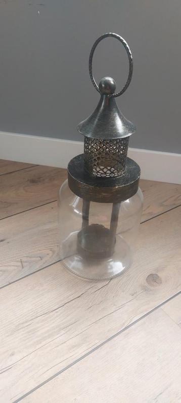 Decoratieve lantaarn van glas en metaal beschikbaar voor biedingen