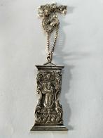 Antieke zilveren hanger van een Bijbel slot., Verzenden