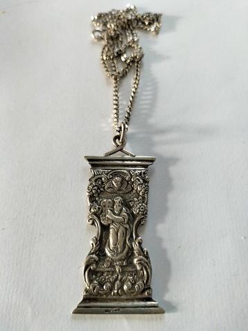 Antieke zilveren hanger van een Bijbel slot. beschikbaar voor biedingen