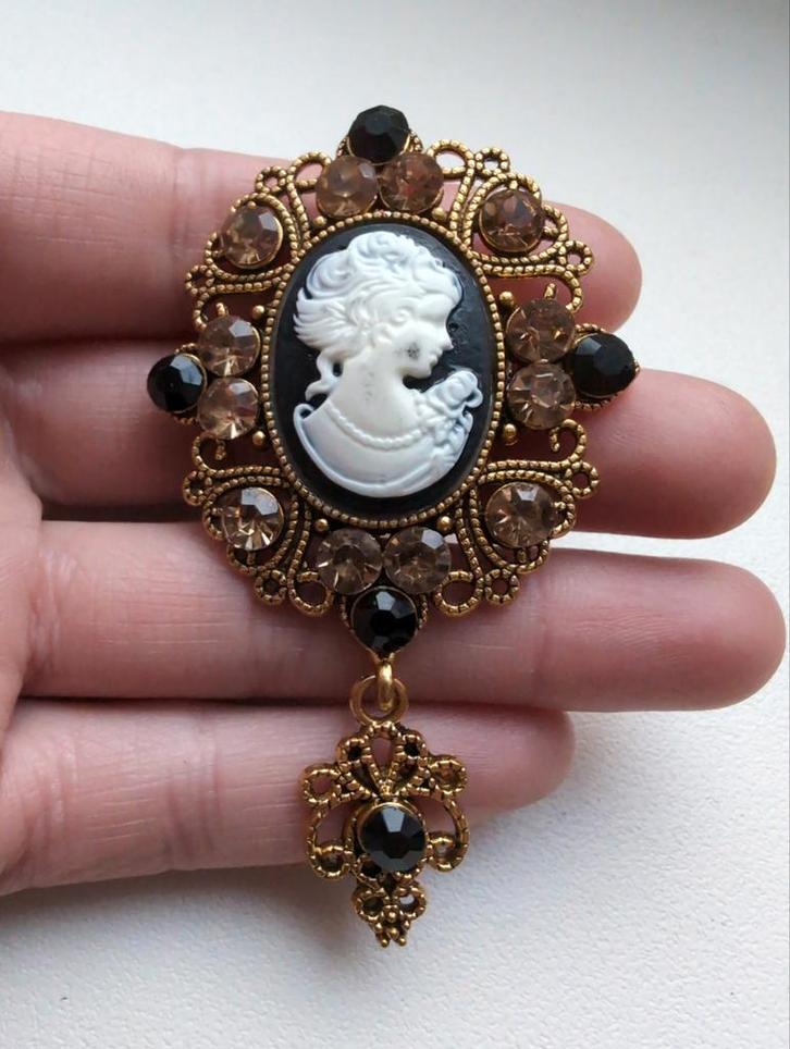 Goudkleurige Camée Broche met Strass, Sieraden, Tassen en Uiterlijk, Broches, Zo goed als nieuw, Goud, Goud, 4 tot 7 cm, Met strass