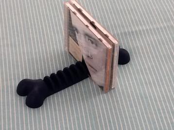 Leuke CD houder in de vorm van een bot beschikbaar voor biedingen