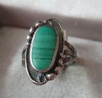 Oude zilveren ring met malachiet, Sieraden, Tassen en Uiterlijk, Ringen, Gebruikt, Ophalen of Verzenden, Kleiner dan 17, Met edelsteen