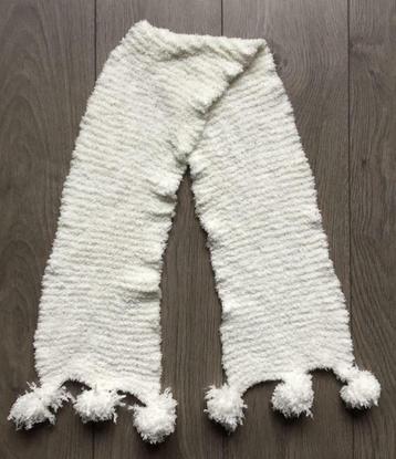 creme / witte sjaal met bolletjes beschikbaar voor biedingen