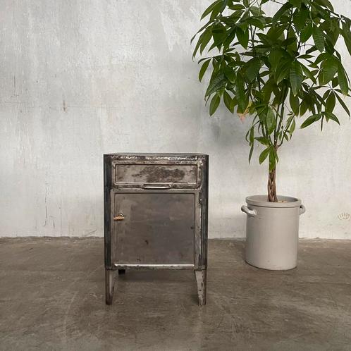 Oud stalen nachtkastje, klein kastje, vintsge kast, Antiek en Kunst, Curiosa en Brocante, Ophalen