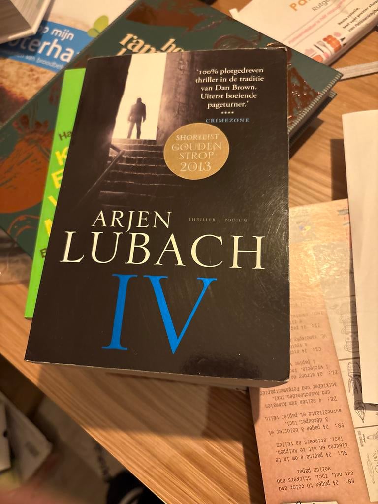 Arjen Lubach - IV - Thriller, Ophalen of Verzenden, Zo goed als nieuw, Nederland