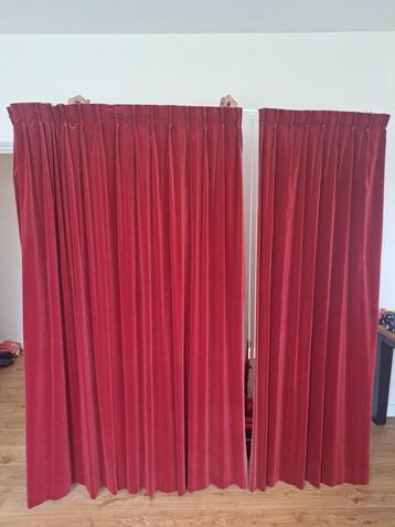 Rood velours gordijnen beschikbaar voor biedingen