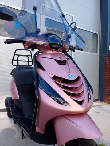 Piaggio Zip 4T Scooter Mat Lichtroze FULL OPTION (BROM) beschikbaar voor biedingen