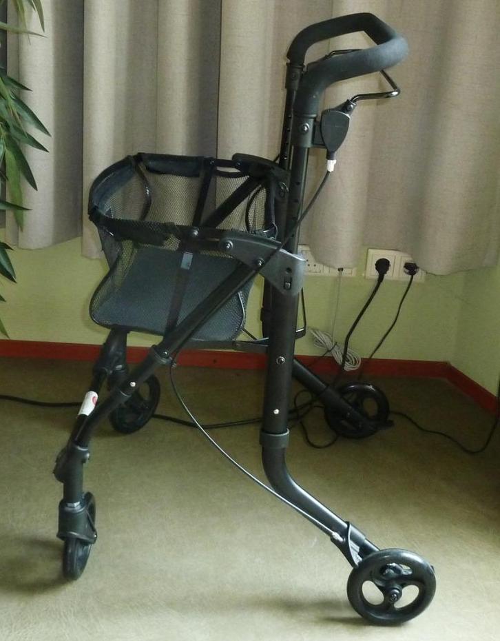 Actimo (binnen) rollator met mandje en dienblaadje., Diversen, Rollators, Gebruikt, Lichtgewicht, Opvouwbaar, Ophalen