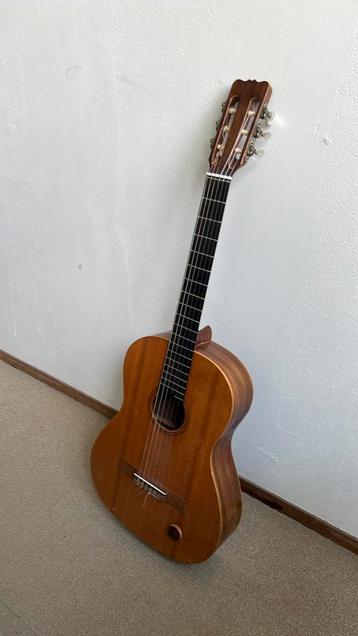 Klassieke gitaar beschikbaar voor biedingen