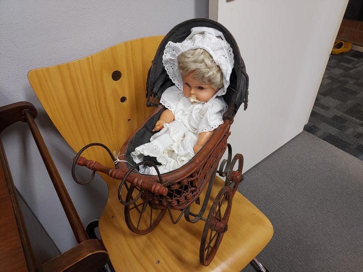 Antiekstijl poppenwagen met pop., Antiek en Kunst, Antiek | Overige Antiek, Verzenden