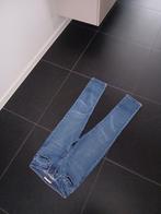 Te koop: zgan damesjeans Levi's 712 maat 27-30 voor 15,-, Blauw, Ophalen of Verzenden, Zo goed als nieuw, W27 (confectie 34) of kleiner