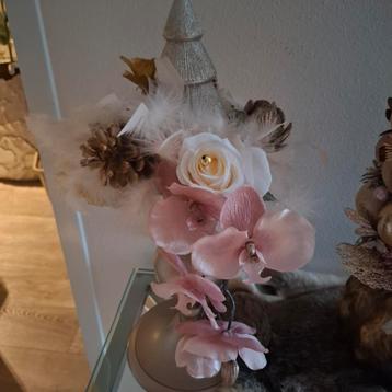 2 Mooie kandelaren met zijdebloemen  beschikbaar voor biedingen
