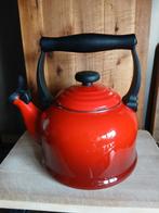 Le Creuset Waterketel - Kersenrood - 2.1L, Ophalen of Verzenden, Gebruikt, Gietijzer, Overige typen