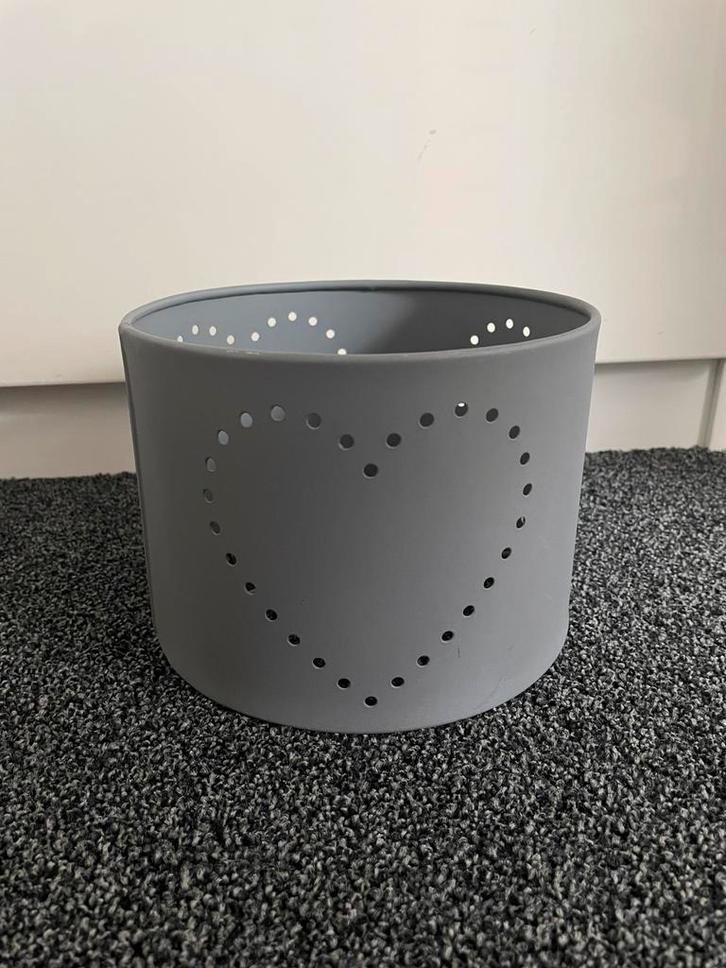 Leuk! Dit grijze metalen lampenkapje v Bastion Collections, Huis en Inrichting, Lampen | Lampenkappen, Gebruikt, Minder dan 25 cm