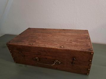 Antieke Houten Koffer met Messing Details beschikbaar voor biedingen