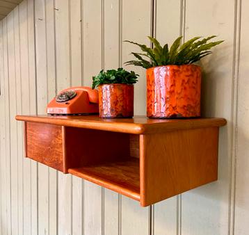 Midcentury zwevend kastje Deens Design teak vintage wandkast beschikbaar voor biedingen