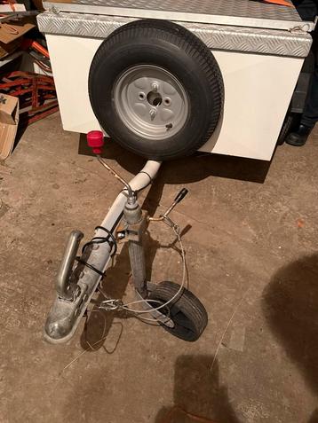 Nette bagagewagen met klep en nieuwe banden beschikbaar voor biedingen