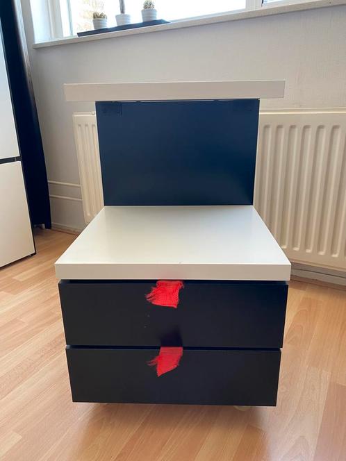 Ikea nachtkastje op wieltjes wit met zwarte laden, Huis en Inrichting, Slaapkamer | Nachtkastjes, Gebruikt, 55 tot 70 cm, Minder dan 45 cm