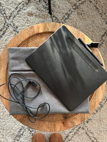 Wacom Intuos M tekentablet met stylus en hoes beschikbaar voor biedingen
