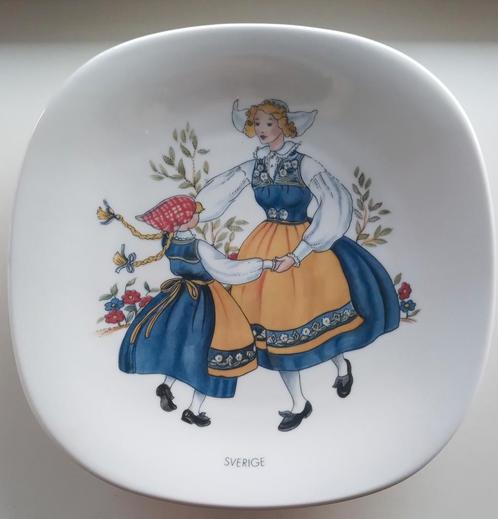 Zweeds Sierbord - Sverigedräkten (Rorstrand), Antiek en Kunst, Antiek | Wandborden en Tegels, Ophalen of Verzenden