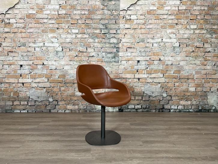 Zanotta Eva bij TheReSales, Huis en Inrichting, Stoelen, Zo goed als nieuw, Vijf, Zes of meer stoelen, Leer, Metaal, Bruin, Ophalen