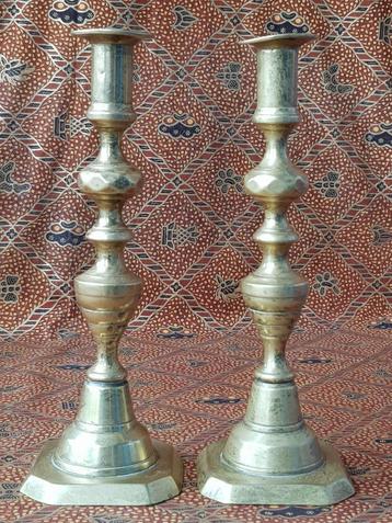 Stel antieke koperen kandelaars uit Engeland 25,3 cm. 1880. beschikbaar voor biedingen