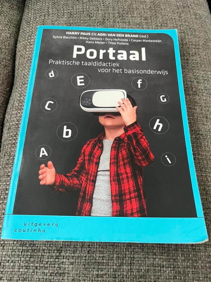 Adri van den Brand - Portaal, Boeken, Studieboeken en Cursussen, Gelezen, Ophalen of Verzenden