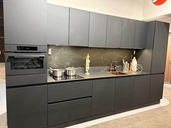 Showroomkeuken Franchetti onyxzwart Superkeukens, Huis en Inrichting, Keuken | Complete keukens, Zo goed als nieuw, Overige typen