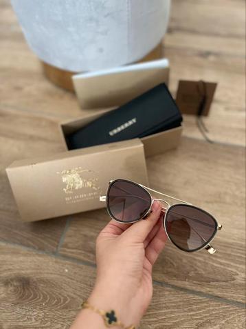 Elegante tijdloze Burberry zonnebril met UV bescherming beschikbaar voor biedingen