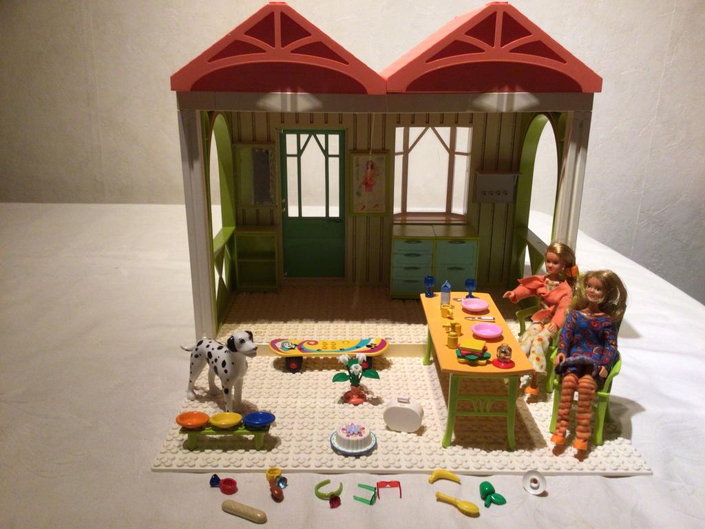 Huisje scala met twee popjes van lego nu 25 euro, Ophalen, Gebruikt