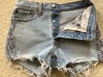 Dames blauw short jeans van merk levis 501, maat 27., Blauw, Ophalen of Verzenden, Zo goed als nieuw, W27 (confectie 34) of kleiner