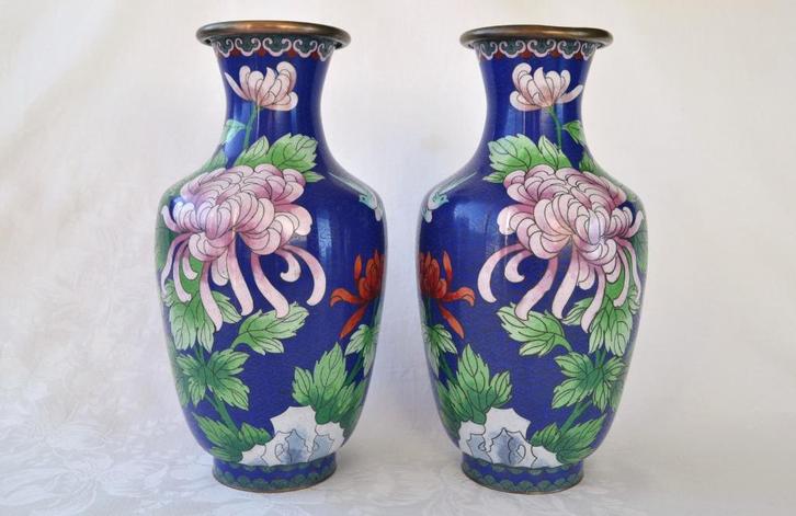 Gespiegeld paar antieke, Chinese blauwe Cloisonné Vazen 26cm, Antiek en Kunst, Antiek | Vazen, Ophalen of Verzenden