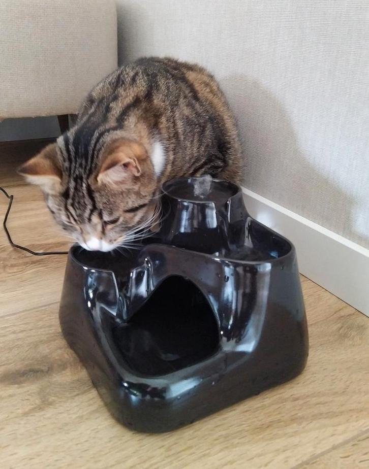 Katten fontein black Miaustore, Keramiek, Dieren en Toebehoren, Kattenvoerbakken en Drinkbakken, Zo goed als nieuw, Ophalen of Verzenden