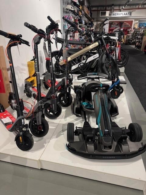Segway Ninebot Kickscooter step uit voorraad steps testen, Fietsen en Brommers, Steps, Nieuw, Elektrische step (E-scooter), Ophalen of Verzenden