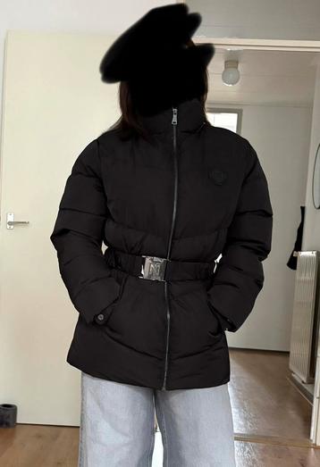 Zwarte winterjas van NIKKIE beschikbaar voor biedingen