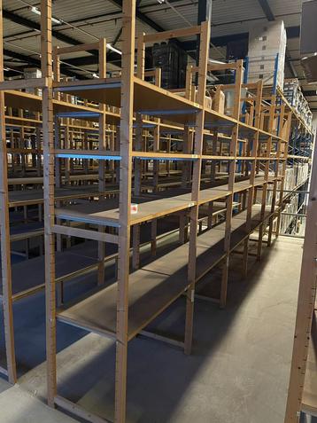 Houten stelling 50cm diep 500cm lang beschikbaar voor biedingen