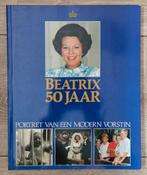 Beatrix 50 jaar - Portret van een modern vorstin, Verzamelen, Koninklijk Huis en Royalty, Ophalen of Verzenden, Zo goed als nieuw