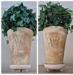 2 stenen vazen op schotels met pootjes incl. Hedera - Kerst, Ophalen, Steen, Overige kleuren, Zo goed als nieuw