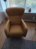 Mooie stoel met handbediening.  Kleur okergeel., Huis en Inrichting, Fauteuils, Ophalen, Modern/classic, Zo goed als nieuw, Stof