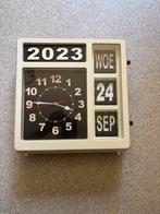 Analoge Wandklok met Kalender - Necta, Ophalen of Verzenden, Zo goed als nieuw, Analoog, Wandklok