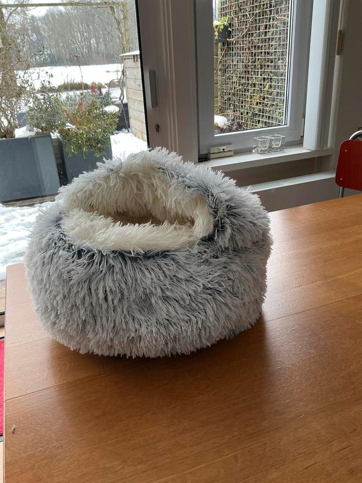 Cozy cave, Dieren en Toebehoren, Hondenmanden, Nieuw, Pluche, Ophalen of Verzenden