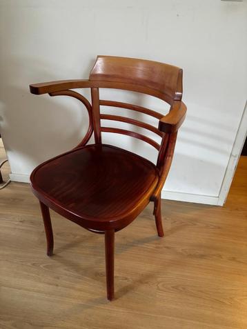 Cafestoelen beschikbaar voor biedingen