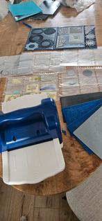 Embossing machine met heel veel malen, Ophalen of Verzenden, Gebruikt, Slicemachine of Snijmachine, Overige merken