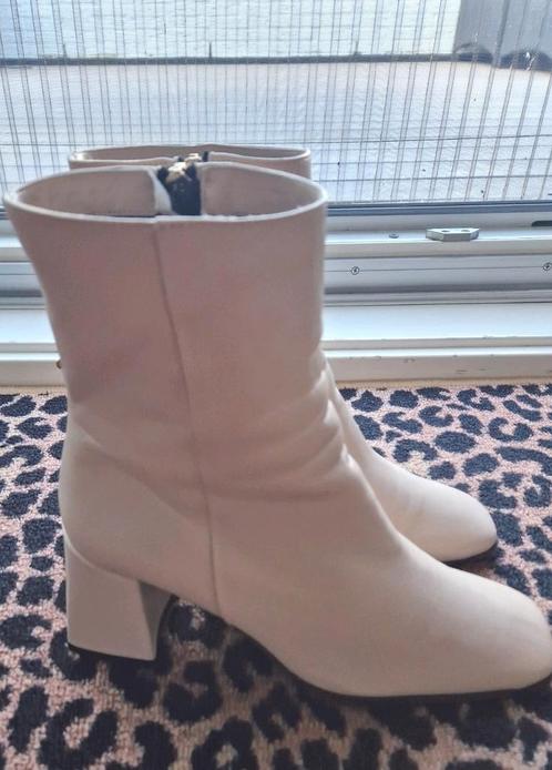 MACE ENKELLAARSJES LEDER ROOMWIT MT 39, Kleding | Dames, Schoenen, Zo goed als nieuw, Lage of Enkellaarzen, Wit, Ophalen of Verzenden