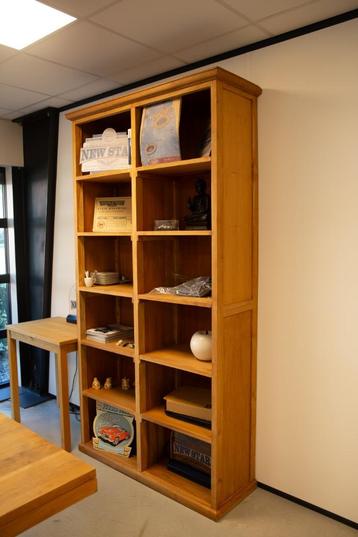Houten wandkast  beschikbaar voor biedingen