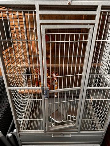 Grijze vogelkooi met opvangrand beschikbaar voor biedingen